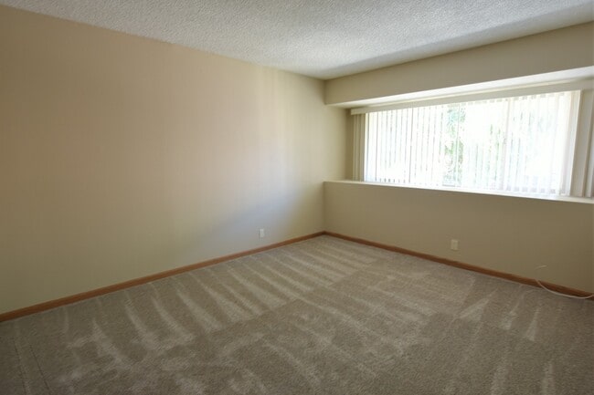 Building Photo - Updated 4 Bedroom, 2.5 Bathroom Townhouse in North San Jose