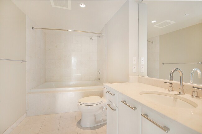 Building Photo - Turnberry Towers 2105W-Stunning City Views...