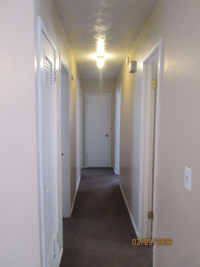 Building Photo - HOUSE - 3 bedrooms, 2 bathrooms, single car garage