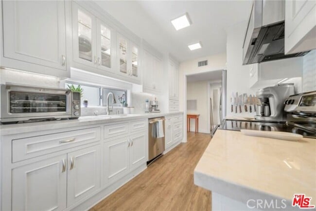 Building Photo - 5301 Balboa Blvd