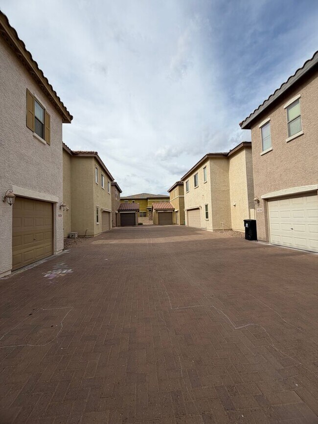 Building Photo - Community pool and a low maintenance yard