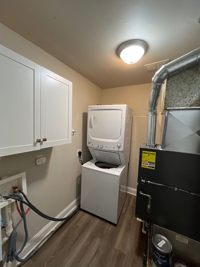Building Photo - Charming, Spacious 3 bedroom 2 bath