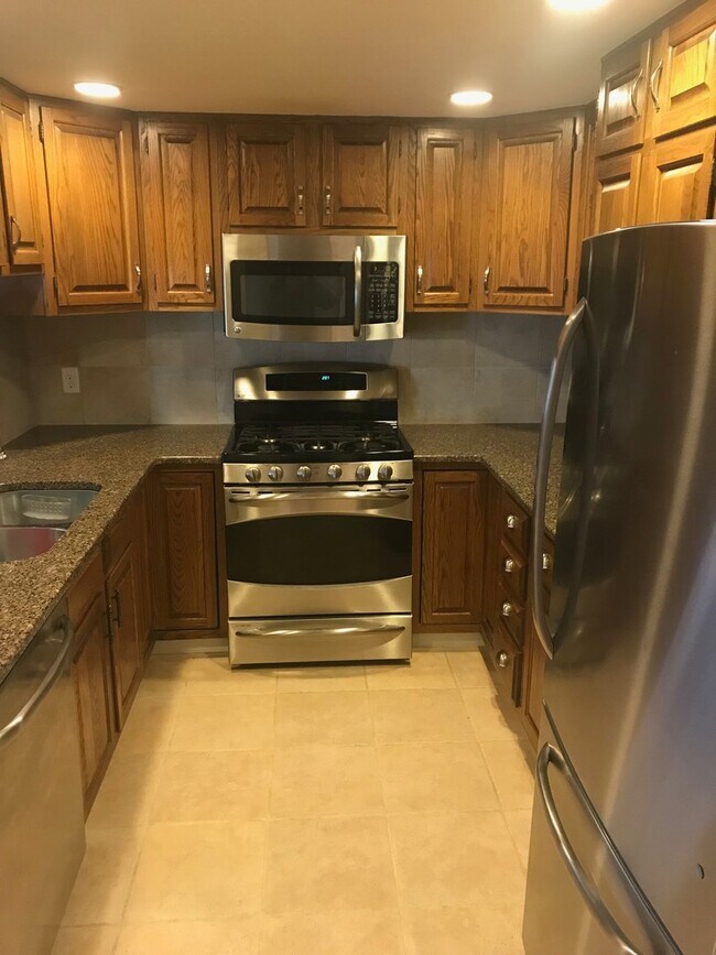 Building Photo - Updated 2 bed 2 bath Plus Office (Or Third...