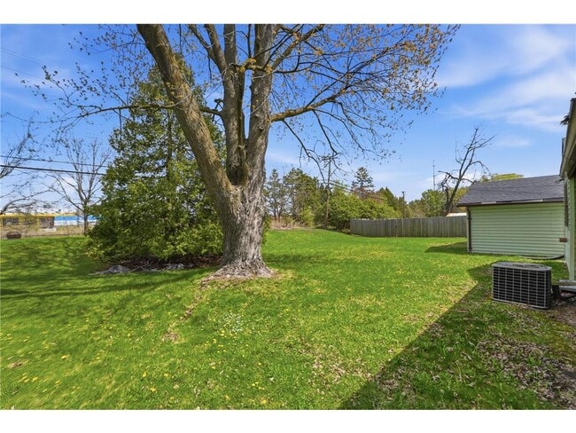 Building Photo - 1697 Rose Pl W