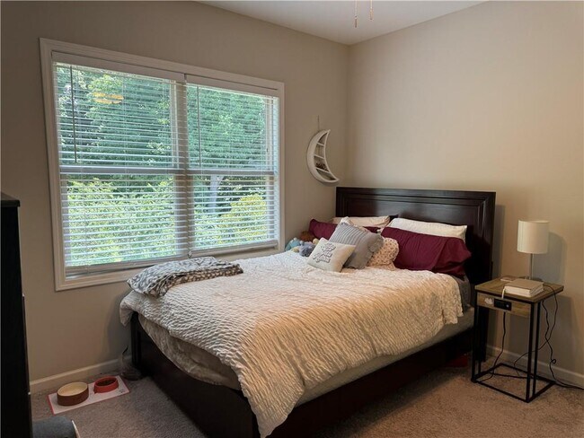 Building Photo - 512 Edgewater Dr