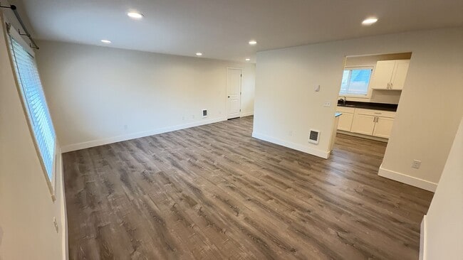 Building Photo - Cozy upgraded 2 bedroom duplex w/ attached 1 car garage in Lakewood available now!