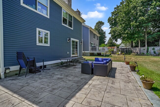 Building Photo - 328 Brewster St