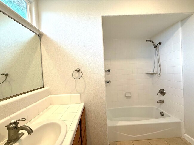 Building Photo - Beautifully Maintained 3Bd/2.5Ba Near Capitola Mall!