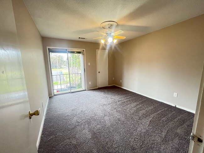 Building Photo - Beautiful renovated East Memphis condo located in the Richland area! Community Pool! Small pets a...