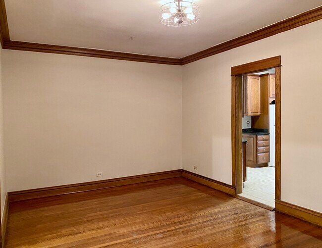 Building Photo - 909 W Gordon Terrace