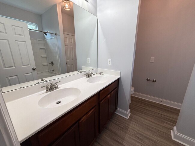 Building Photo - 3 Bedroom 2 Bath House in Brickhope Greens...