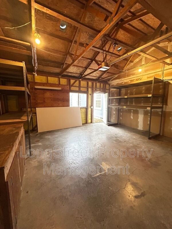 Building Photo - 2520 NW Robinhood St