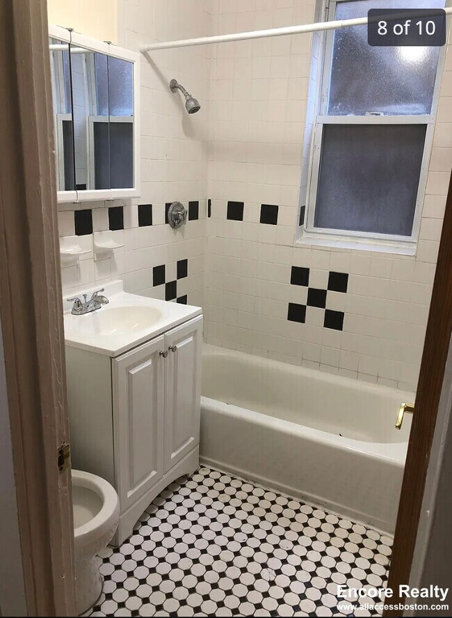 Building Photo - 352 Riverway