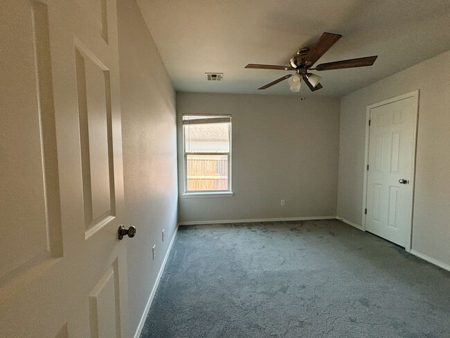 Building Photo - Spacious 4-bedroom, 2-bathroom house in Br...