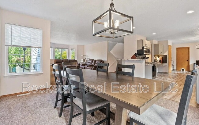 Building Photo - 607 W Persimmon Ln