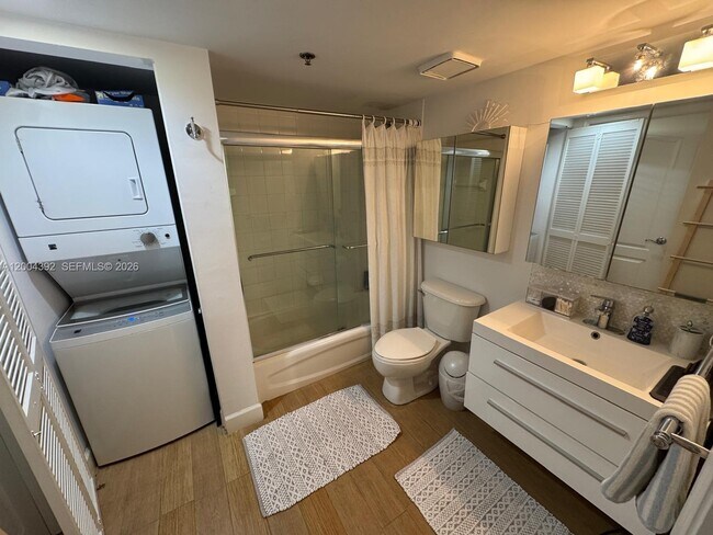 Building Photo - 1200 Brickell Bay Dr