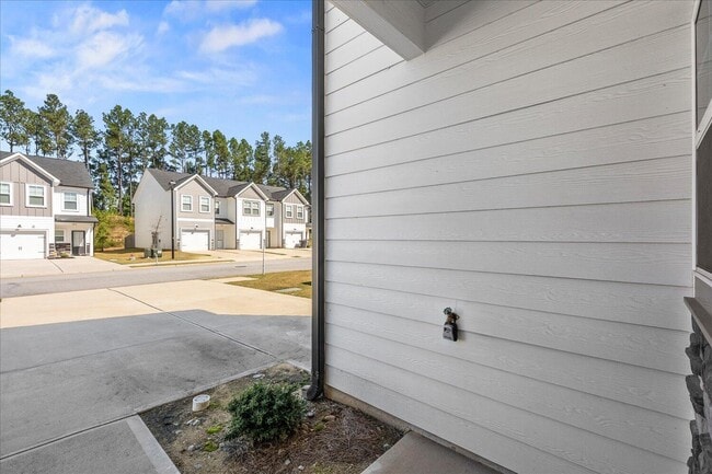 Building Photo - 1071 Linsmore Ave