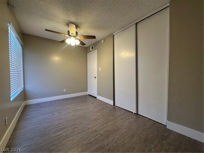 Building Photo - 1467 Hialeah Dr