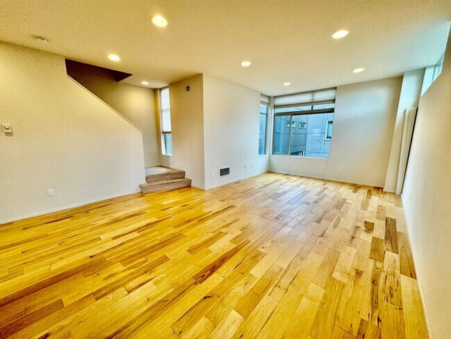 Building Photo - Location! Location! Modern 3 bed, 2.5 bath, Townhome near Greenlake!