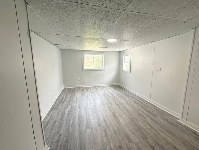 Building Photo - 754 N Sharpsville Ave