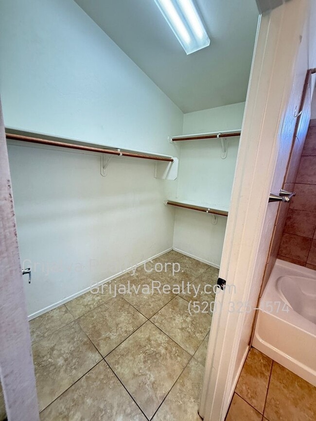 Building Photo - Beautiful 3 BR House in Gated Community (I...