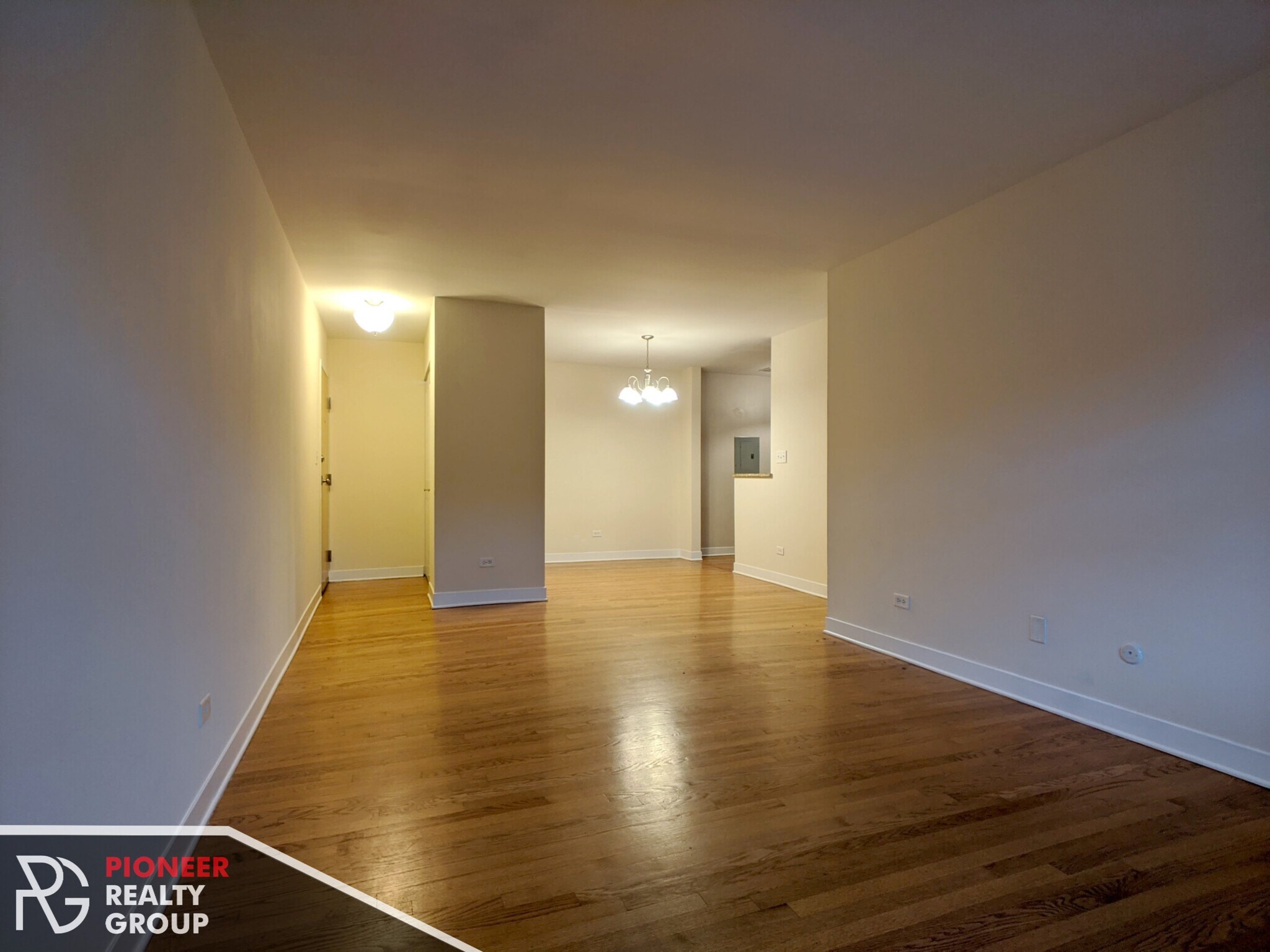 Building Photo - 643 W Wrightwood Ave