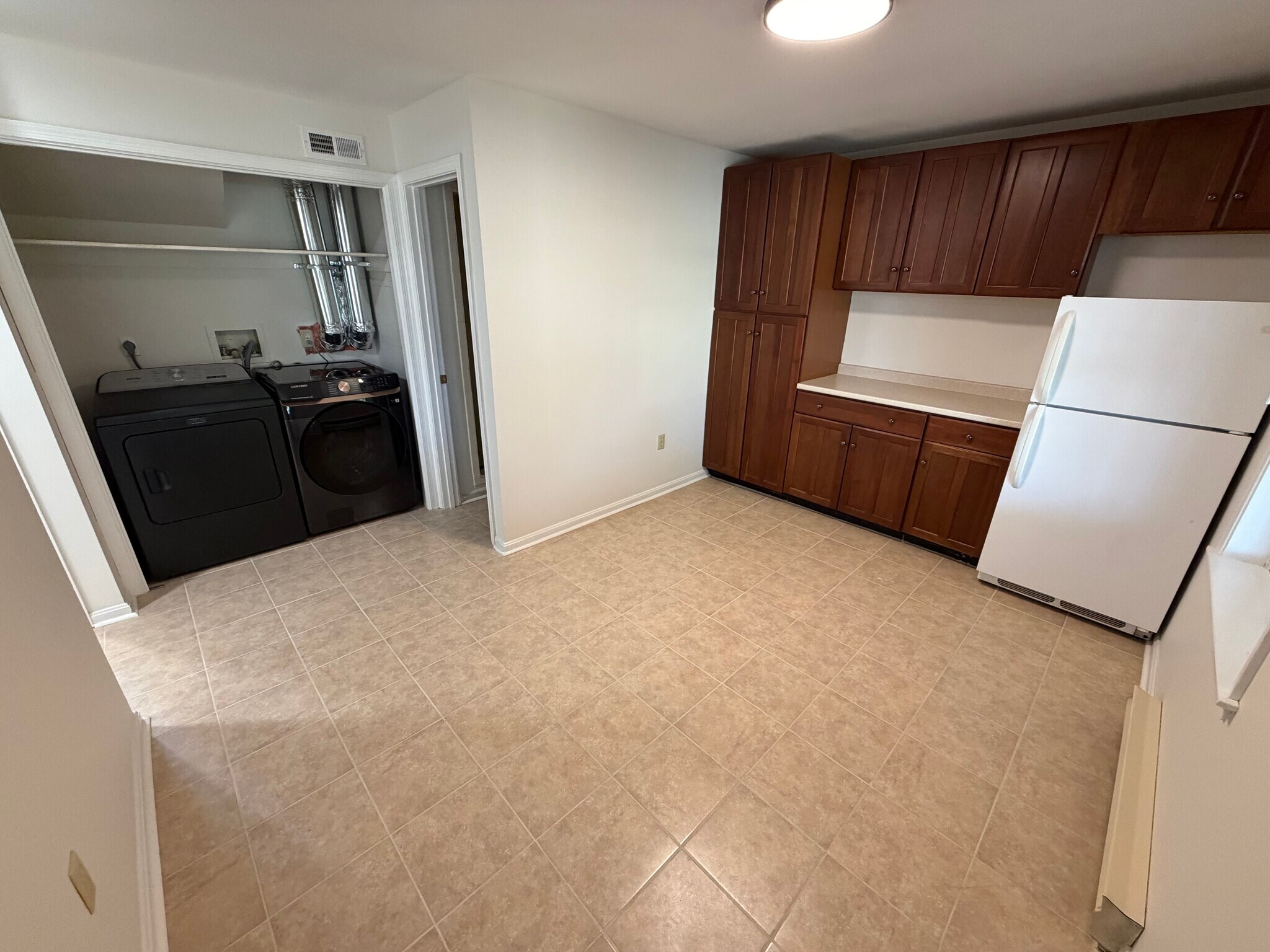 Mini kitchen on lower level - 104 E Poplar St