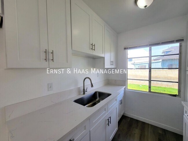 Building Photo - 1027 E 7th St