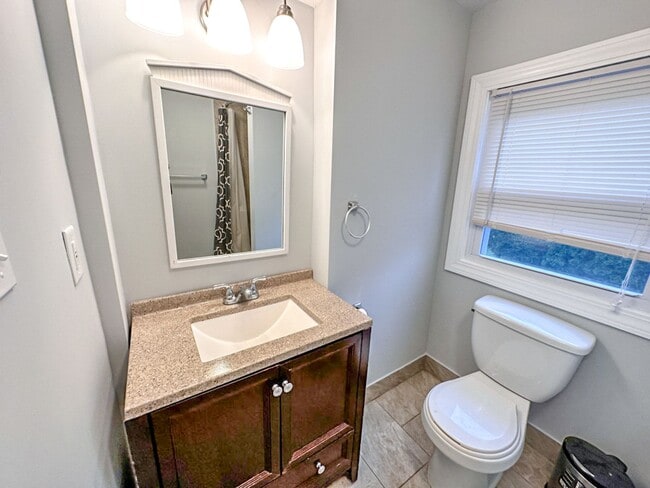 Building Photo - Lovely 3-bed Single Family Home in Hamden! Gorgeous Hardwood Floors throughout!