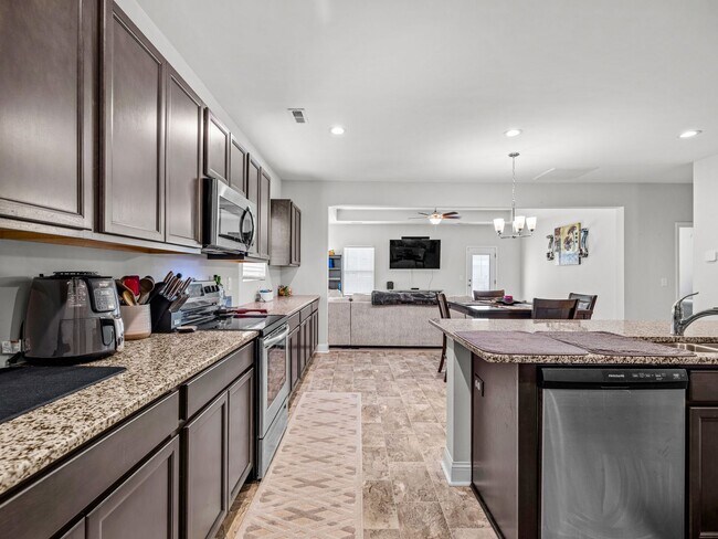 Building Photo - Towne Pointe Community