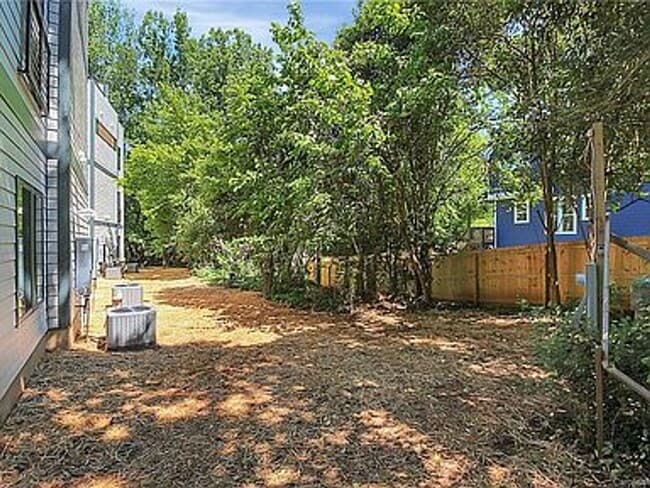 Building Photo - Located in the Smallwood Neighborhood only minutes to uptown Charlotte and all the major corridor...