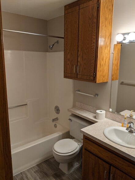 Upper Level Bath - 7644 Woodlawn Dr
