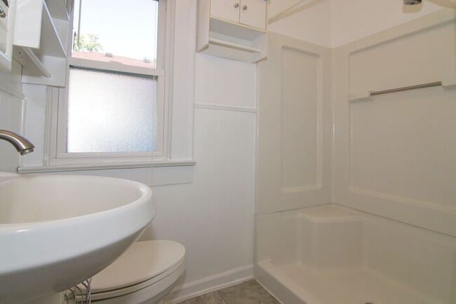 Building Photo - Walking Distance To U Indy Campus!