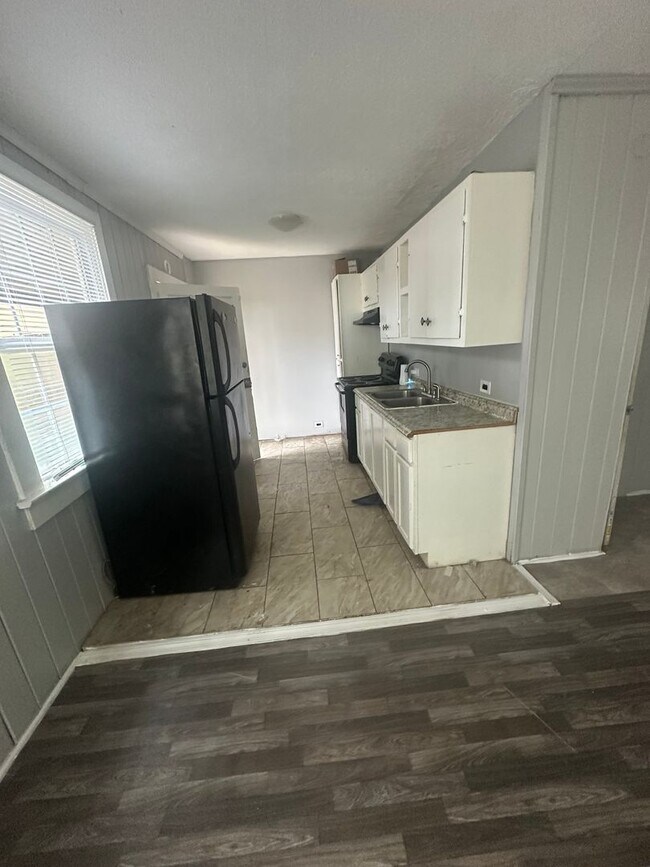 Building Photo - 1126 Brentwood Ave