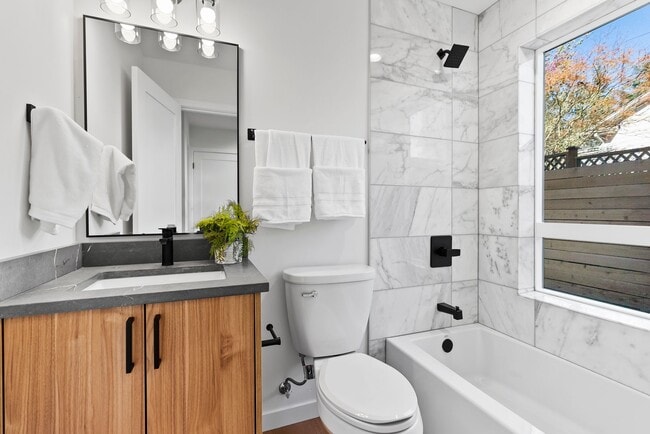 Building Photo - Modern Elegance in the Heart of Wallingford
