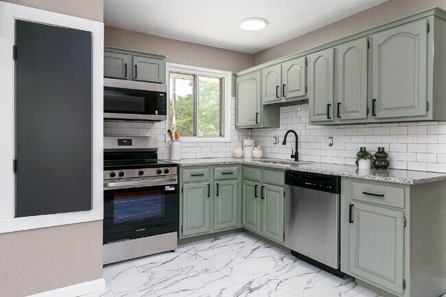 Building Photo - "Charming 3-Bedroom Retreat in St. Louis with Spacious Living!"