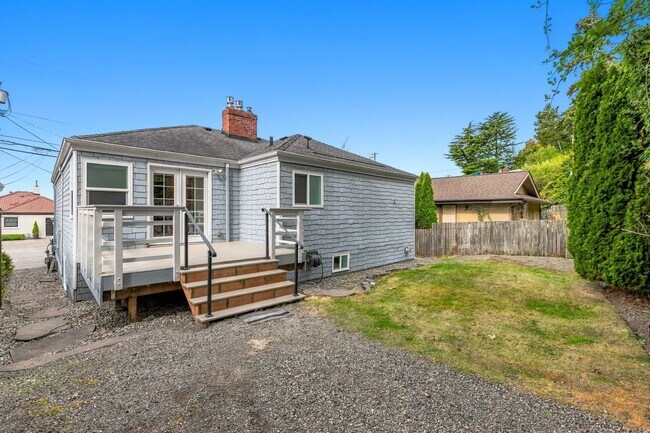 Building Photo - 5306 Beach Dr SW