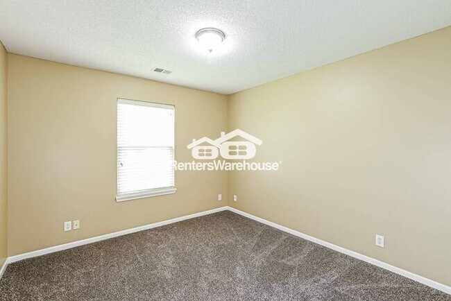 Building Photo - 3 Bedroom / 2 Bathroom Ranch Home in Raymore!
