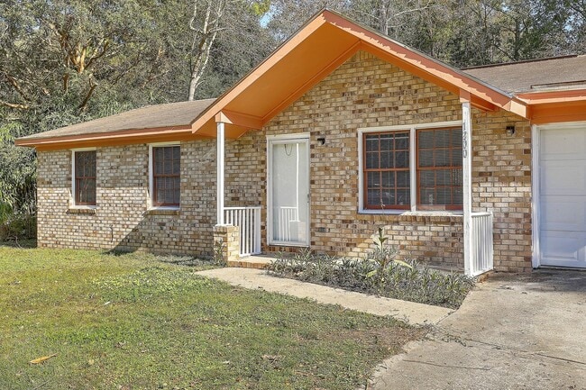 Building Photo - Lovely Ladson Brick Ranch!
