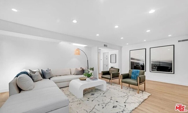 Building Photo - 418 N Bowling Green Way