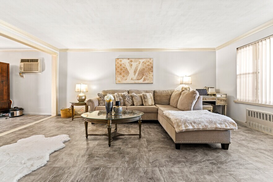 Building Photo - 1318 E 58th St