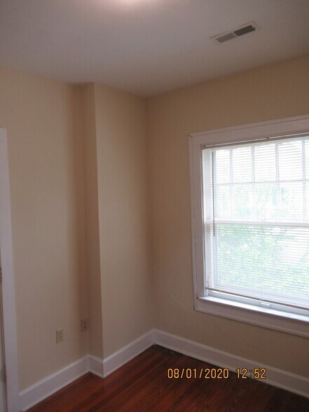 Building Photo - 719 E 7th St