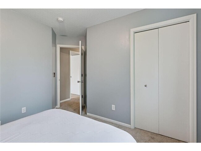 Building Photo - 211 Alva St