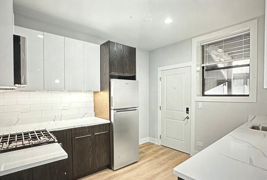 Building Photo - 7503 N Eastlake Ter