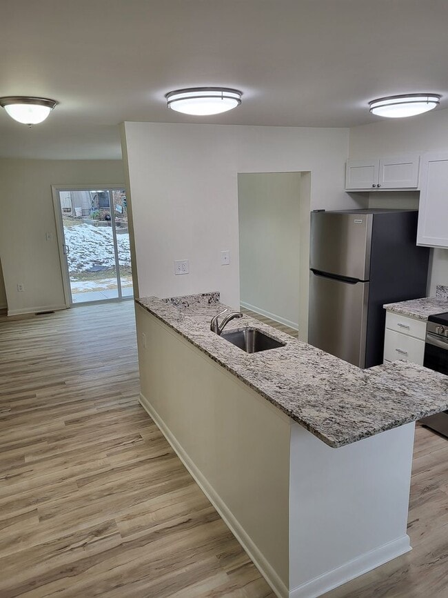 Building Photo - RENOVATED 3 Bedroom Community Treasure!