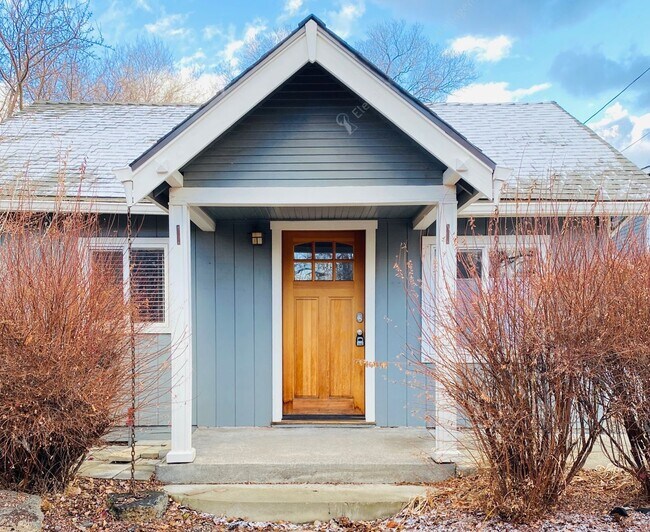 Building Photo - Charming 2 BR in downtown Bend - flexible ...