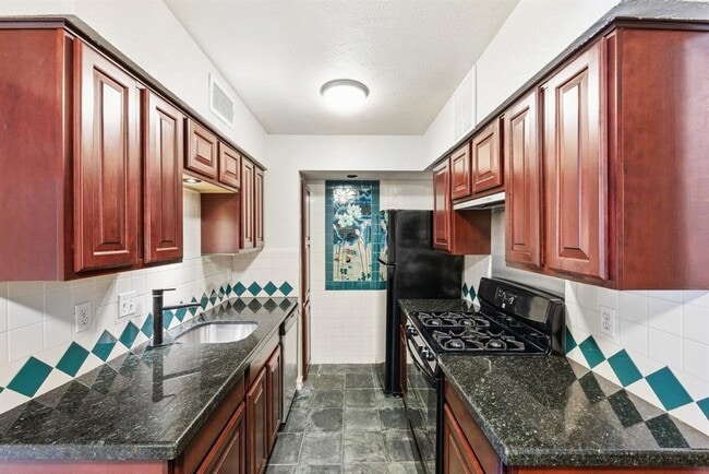 Building Photo - 505 W 7th St