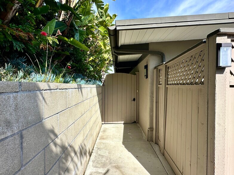 Building Photo - 264 Del Gado Rd