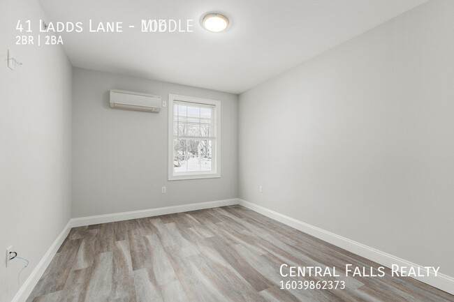 Building Photo - 2 Bedroom! Available Now!