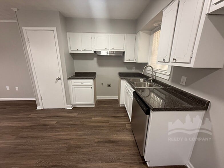 Building Photo - 2759 Southmeade Ave